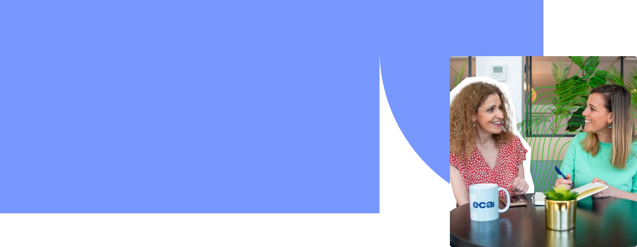Ketty SOUED parlant avec l'une de ses collaboratrices dans le cabinet d'ECAI
