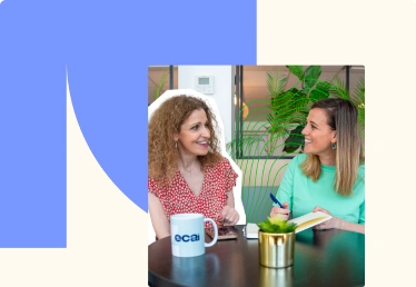 Ketty SOUED parlant avec l'une de ses collaboratrices dans le cabinet d'ECAI