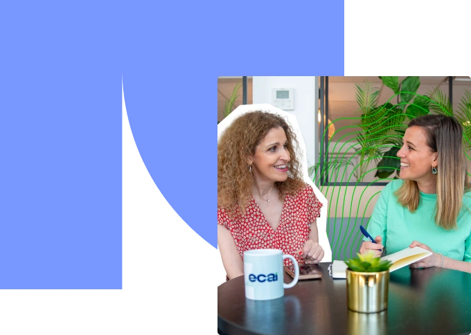 Ketty SOUED parlant avec l'une de ses collaboratrices dans le cabinet d'ECAI